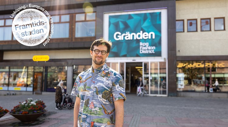 Konstnären Lorenz Sonneman står framför galleria Gränden. Han tittar in i kameran. Han bär en mönstrad skjorta och har glasögon.