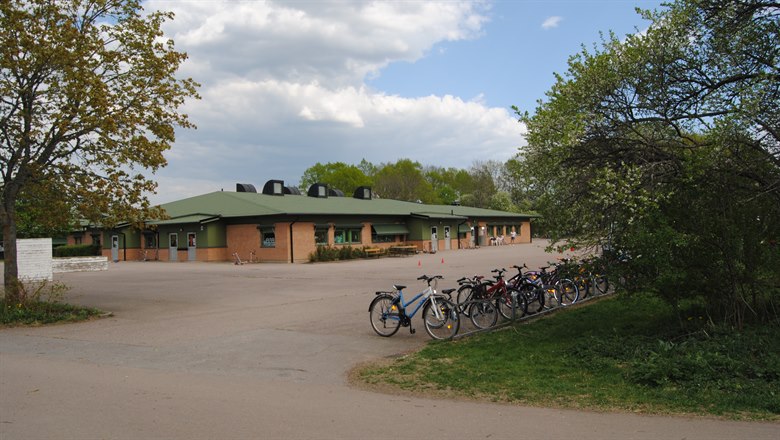Brunnbyskolans hus med skolgård och cykelställ i förgrunden