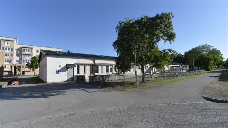 Nya Rydsskolans GRS vita skolbyggnad med stort träd framför