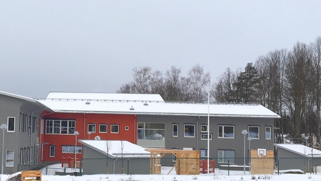 Foto på Bogestadsskolan. Snö ligger på taken