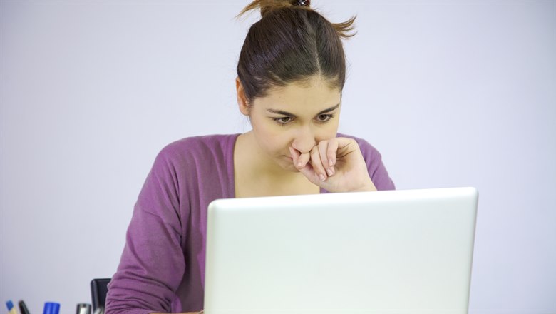 Kvinna som arbetar framför sin dator.