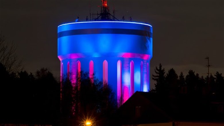 Vattentornet lyser i blått och rosa