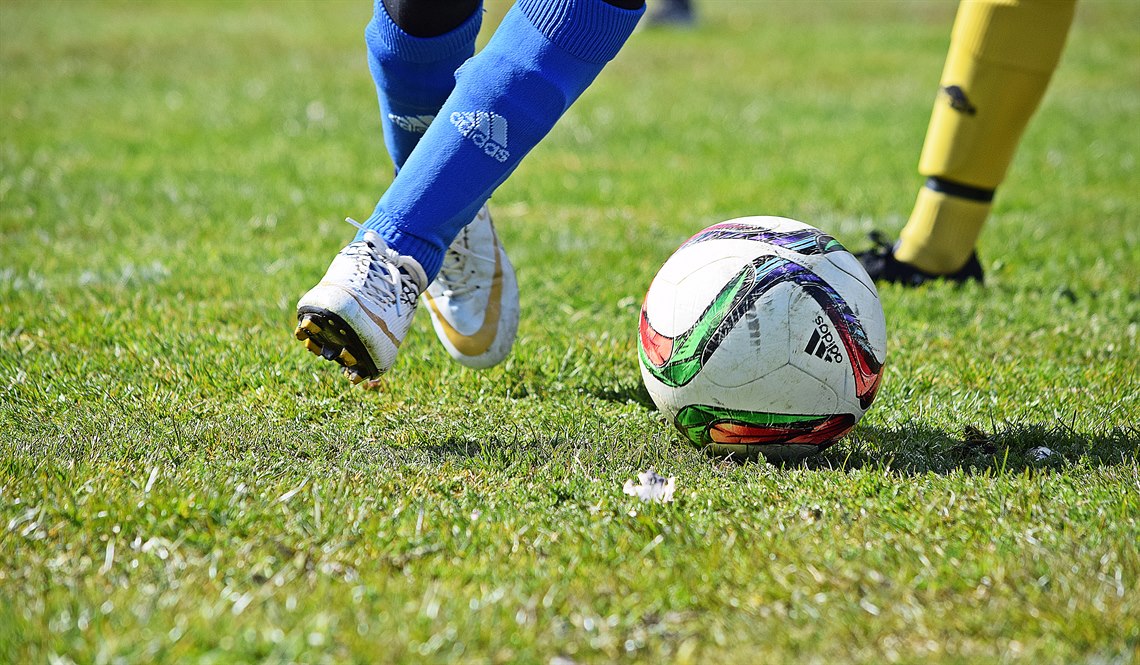 Bild på en fotboll på en gräsplan