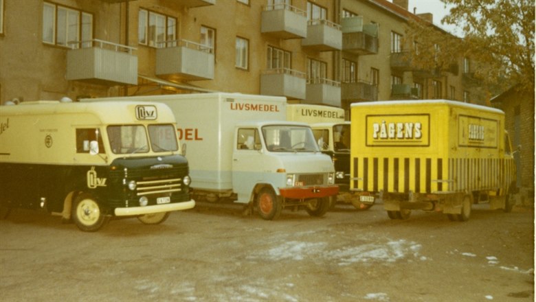 Gamla Tanneforsvägen 88 i Linköping. Östgöta Livsmedels bilar parkerade på innergården, 1971.