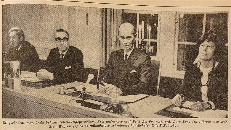 Fyra sittande personer vid Linköpings kommuns första kommunfullmäktigesammanträde 11 december 1970
