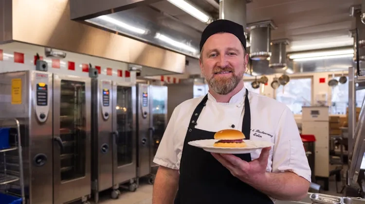 Man med hamburgare
