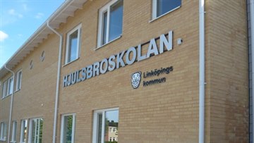Fasaden på byggnaden för Hjulsbroskolan.