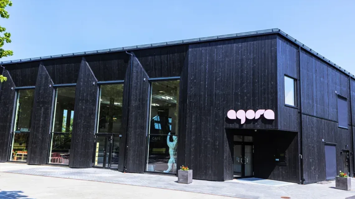 Expteriörbild av stor svart byggnad