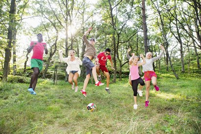 Barn som hoppar i en sluttning
