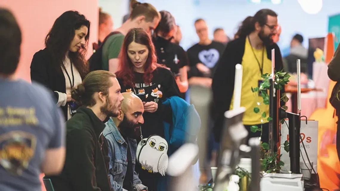 Folksamling i en lokal