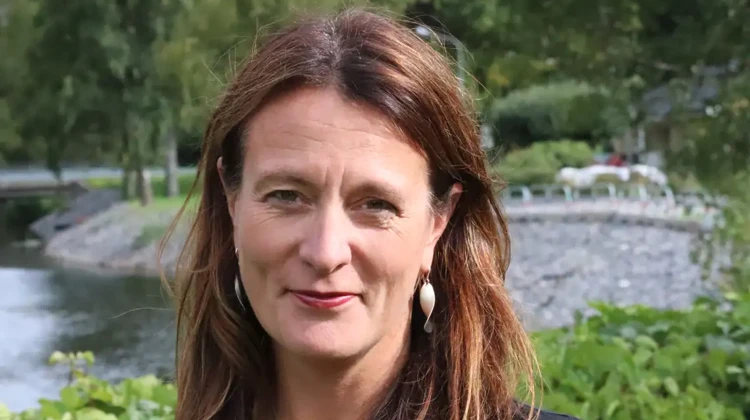 Åsa Hedin tittar in i kameran.