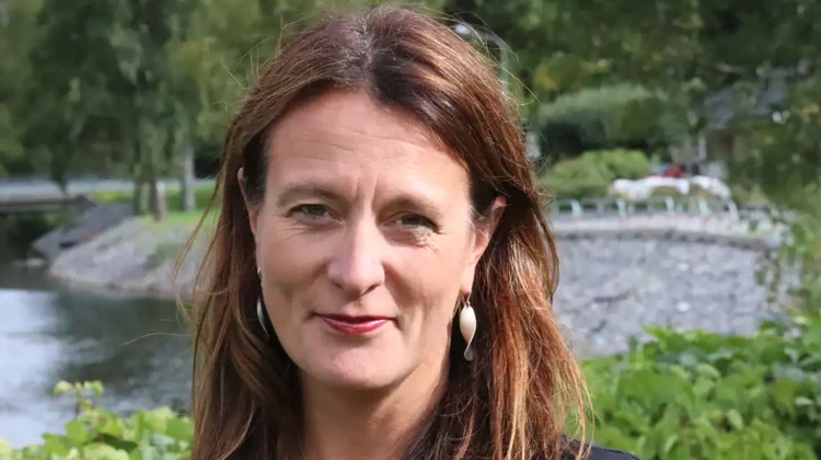 Åsa Hedin tittar in i kameran.