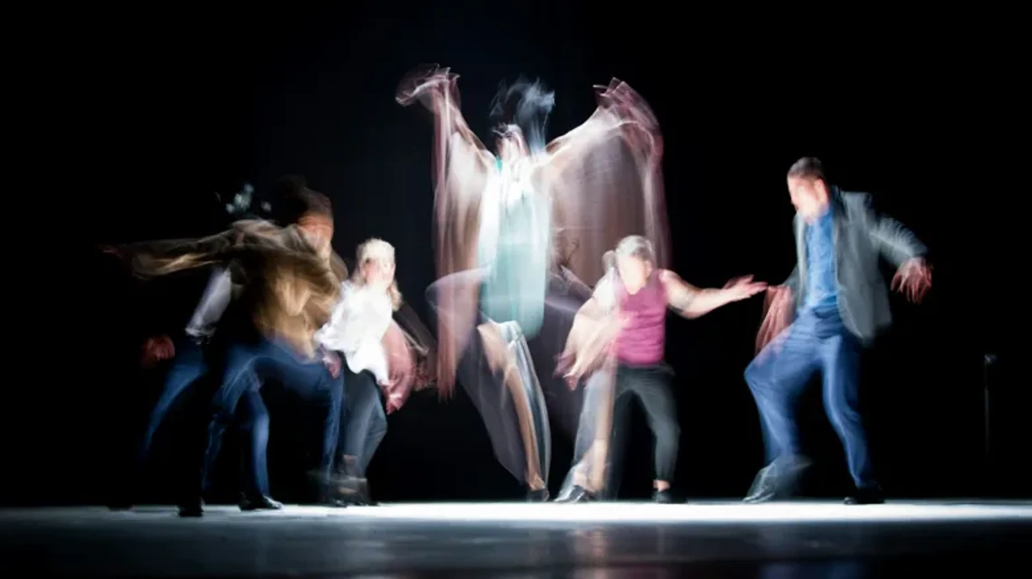 Personer som dansar och är suddiga