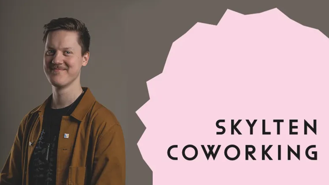 Foto av en leende man och ett rosa fält med texten Skylten Coworking
