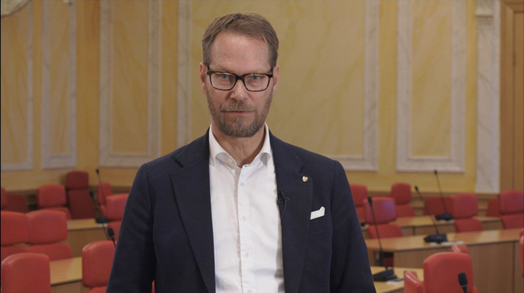 En man i en kommunfullmäktigesal.