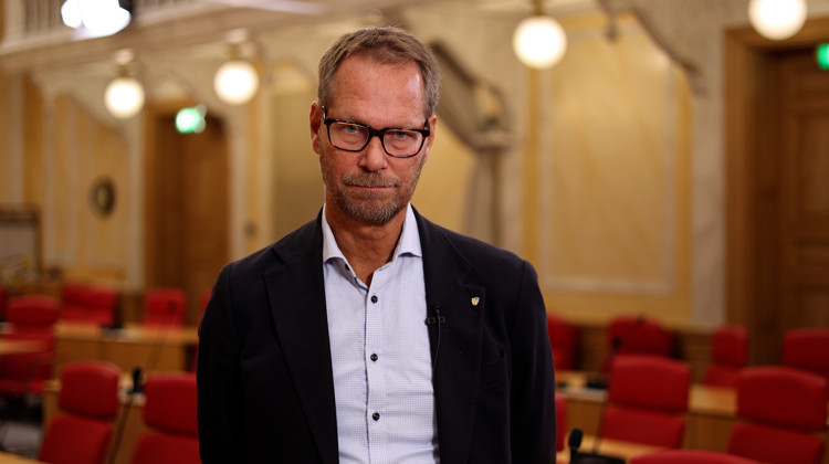En man i en kommunfullmäktigesal.