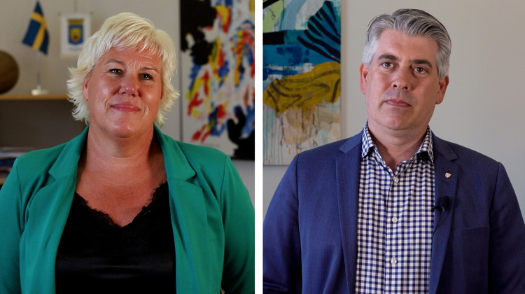 En kvinna och en man ler.
