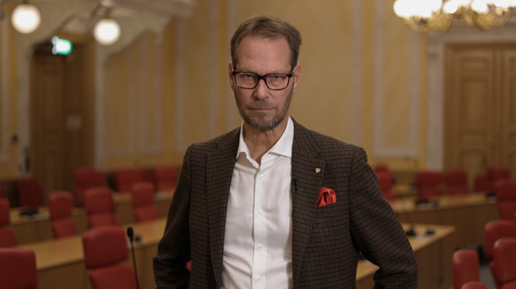 En man i en kommunfullmäktigesal.