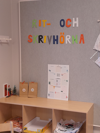 Bokstäver som bildar ordet "Rit- och skrivhörna"
