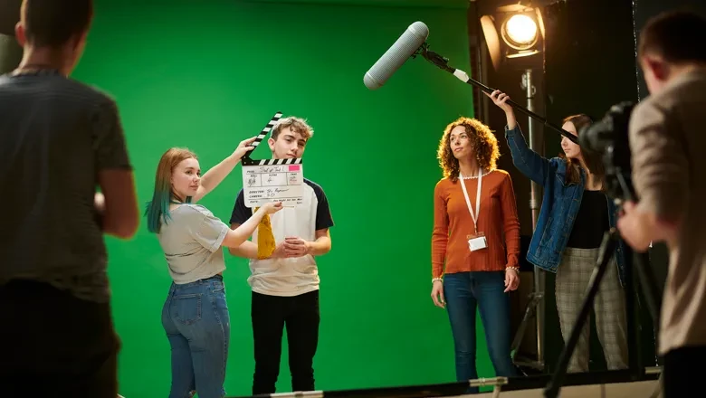 Ungdomar filmar scen till film