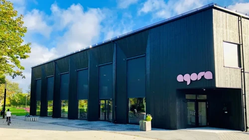 Entrén till aktivitetshuset Agora i Skäggetorps centrum