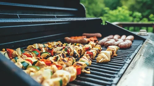 bild på grillspett på grill