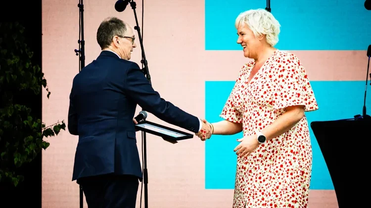 Jan-Ingvar Jönsson och Kristina Edlund på en scen.