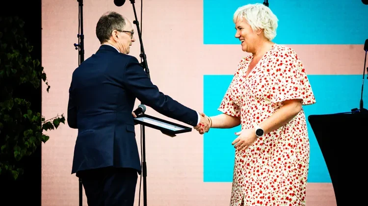 Jan-Ingvar Jönsson och Kristina Edlund på en scen.