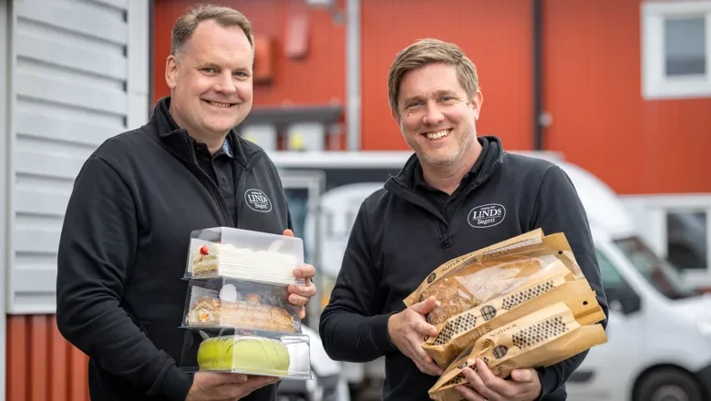 Markus och Magnus står bredvid varandra och håller i bakverk och bröd.