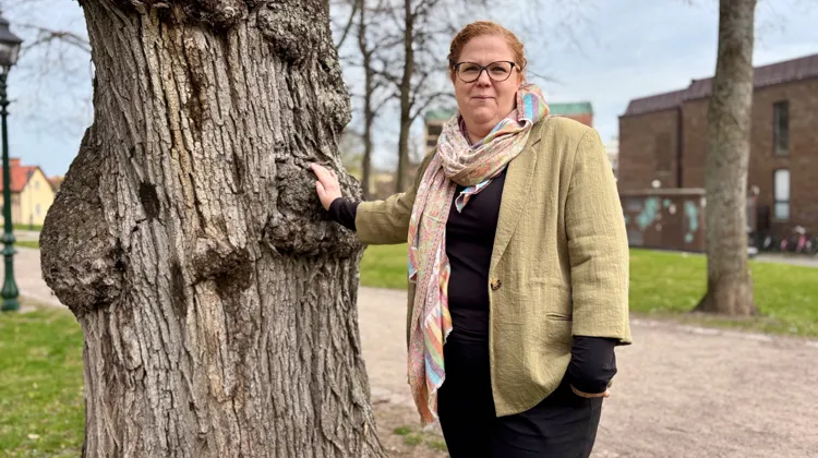 Helén Petersson vid ett träd