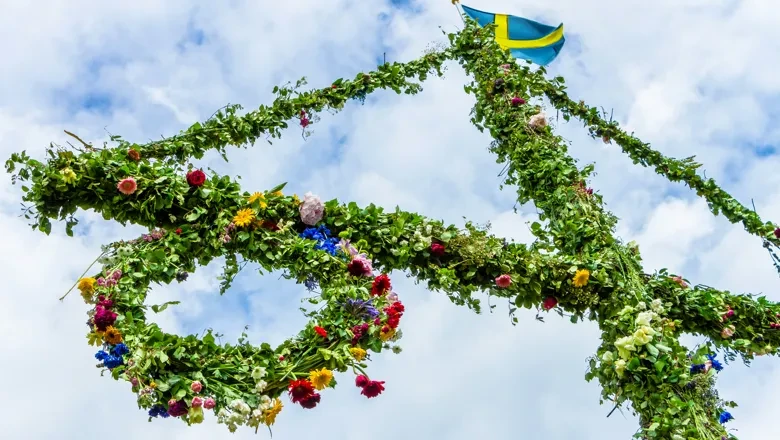En midsommarstång på en molnig dag.