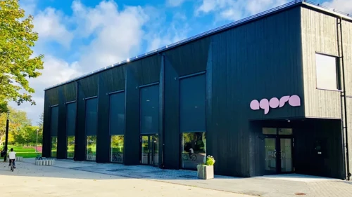 Entrén till aktivitetshuset Agora i Skäggetorps centrum