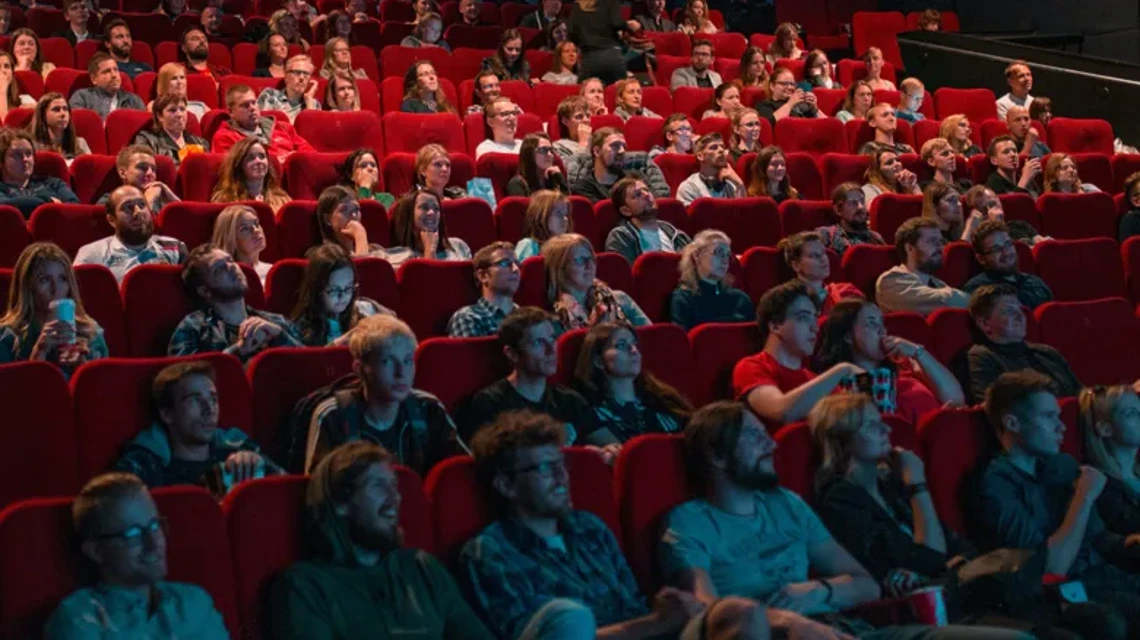 Interiörbild från fylld biograf eller teatersalong