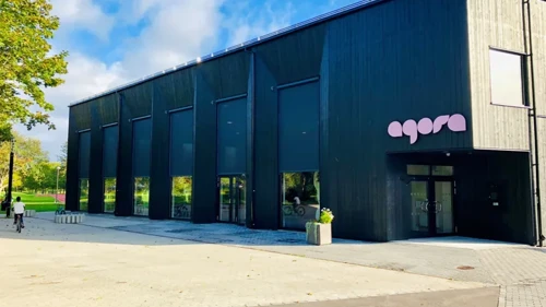 Entrén till aktivitetshuset Agora i Skäggetorps centrum