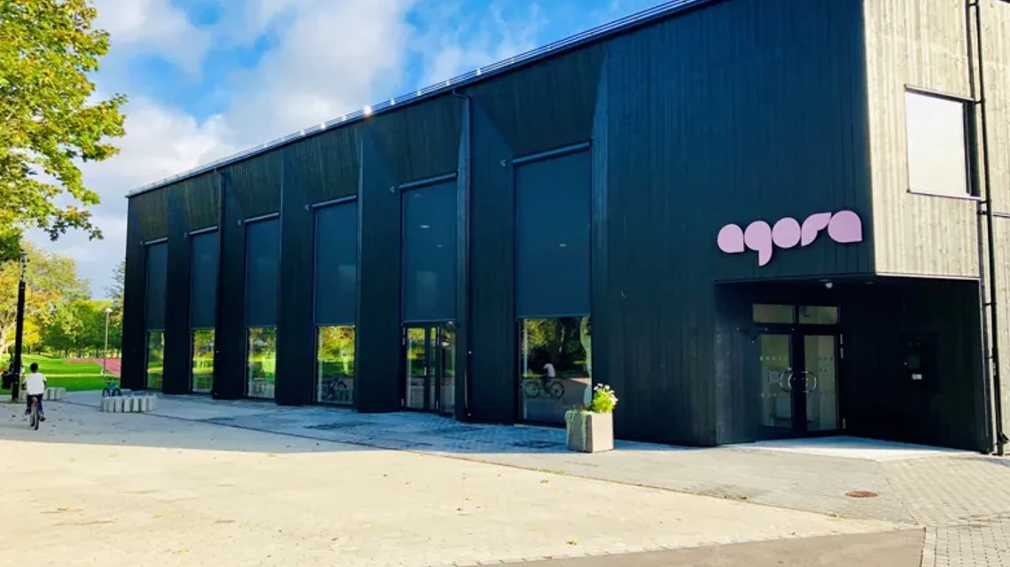 Entrén till aktivitetshuset Agora i Skäggetorps centrum