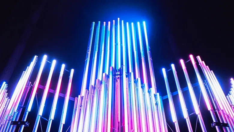 En hög skulptur med många lampor på.