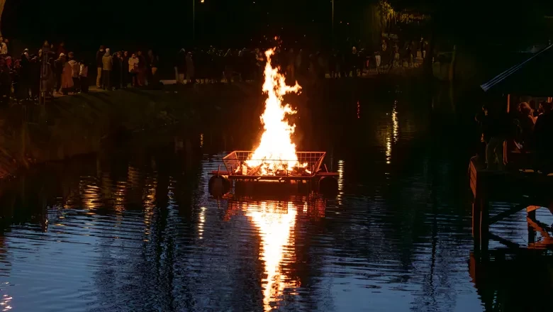 En stor eld tänds mitt i en sjö