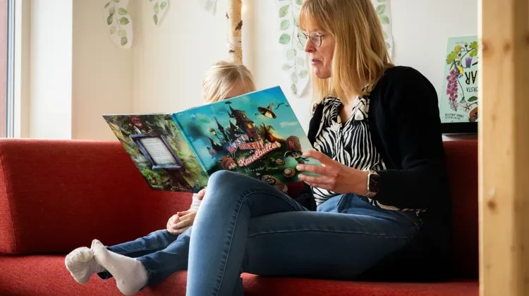 Förskollärare läser bok för barn