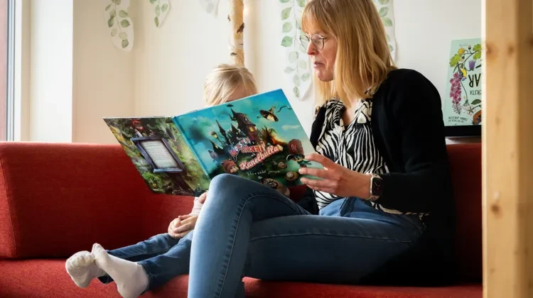 Förskollärare läser bok för barn