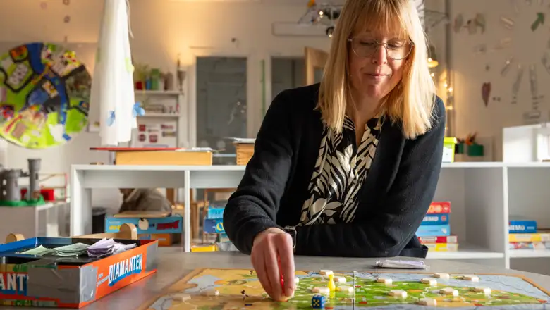 Förskollärare med spel