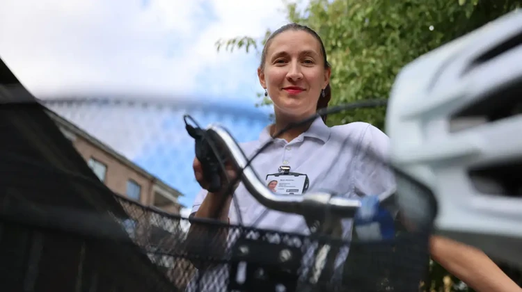 Malin Möldener står vid sin cykel.