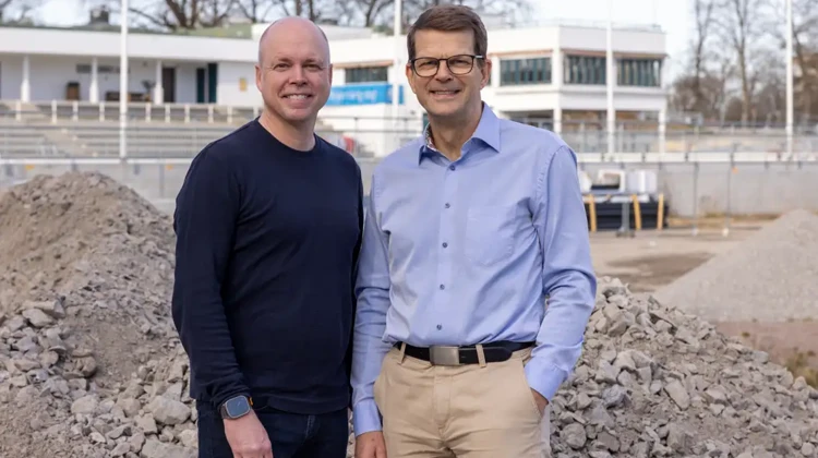 Andreas Hagström och Ulf Johansson-Lorin står inne på Tinnis