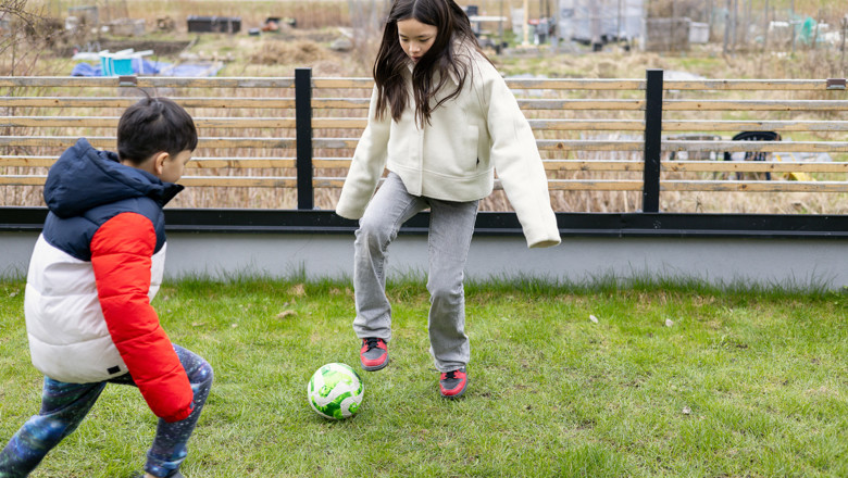 Barn som spelar fotboll