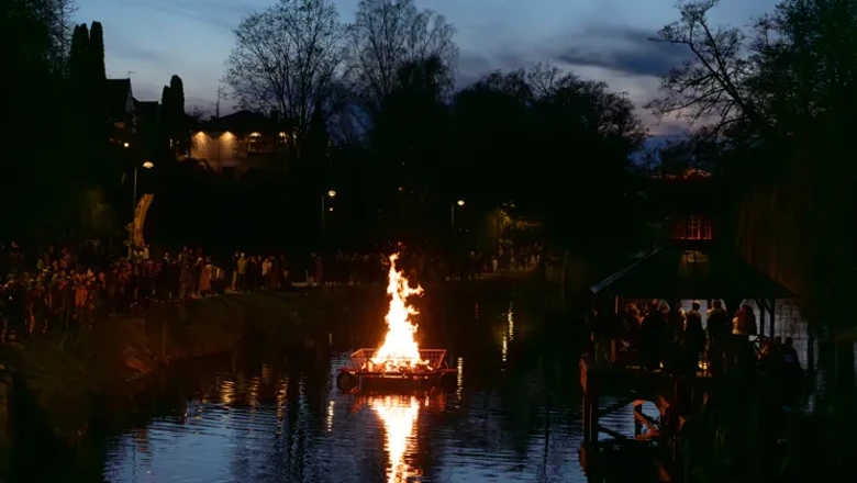 En stor eld tänds mitt i en sjö