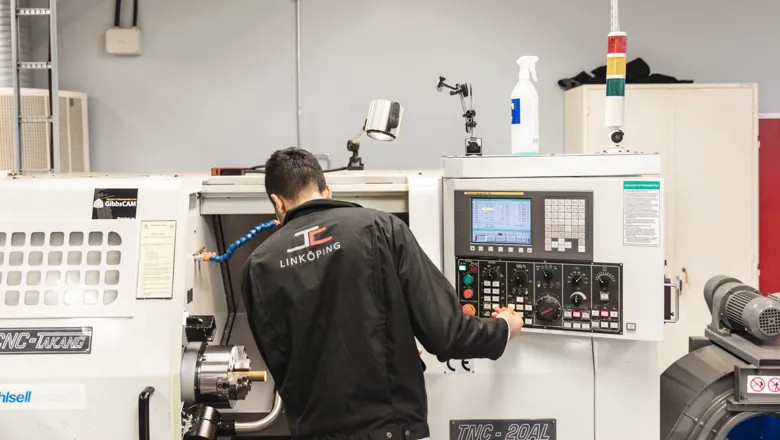 Elev vid maskin på CNC-utbildning.