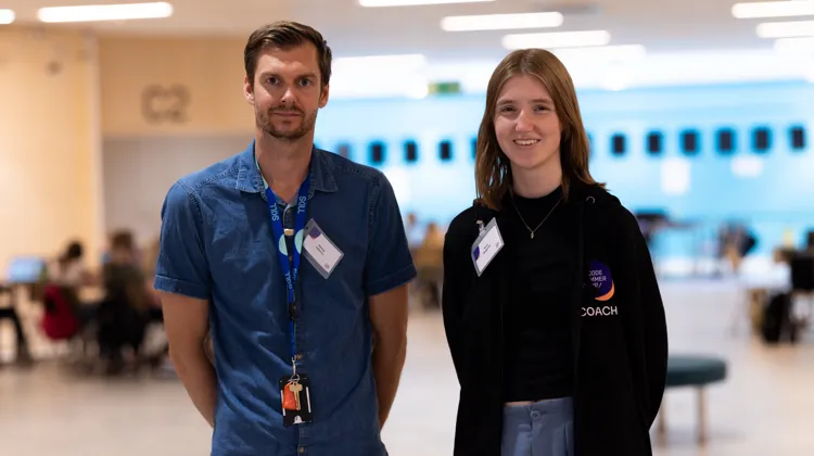 Projektledaren Mattias Hellström till vänster tillsammans med en av tolv coacher Petra Borgström till höger.