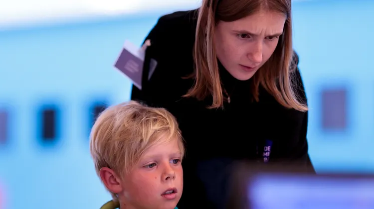 Deltagaren Harald Jägerhök och coachen Petra Borgström försöker tillsammans lösa en utmaning.