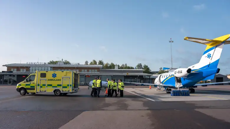 En övning på flygplats med patient från ambulansflyg.