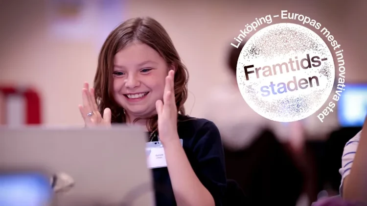 Barn sitter vid dator med glatt utseende. Text "Linköping - Europas mest innovativa stad"