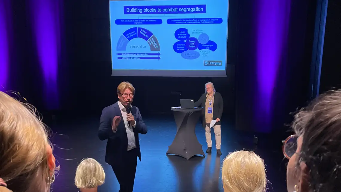 Michael Brask och Helena Paulsson talar på scenen i Agora